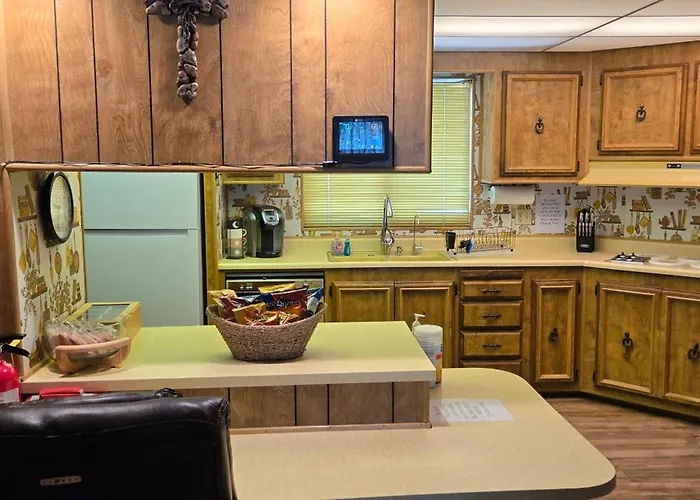 Retro Stay More Room Less Pay Parker